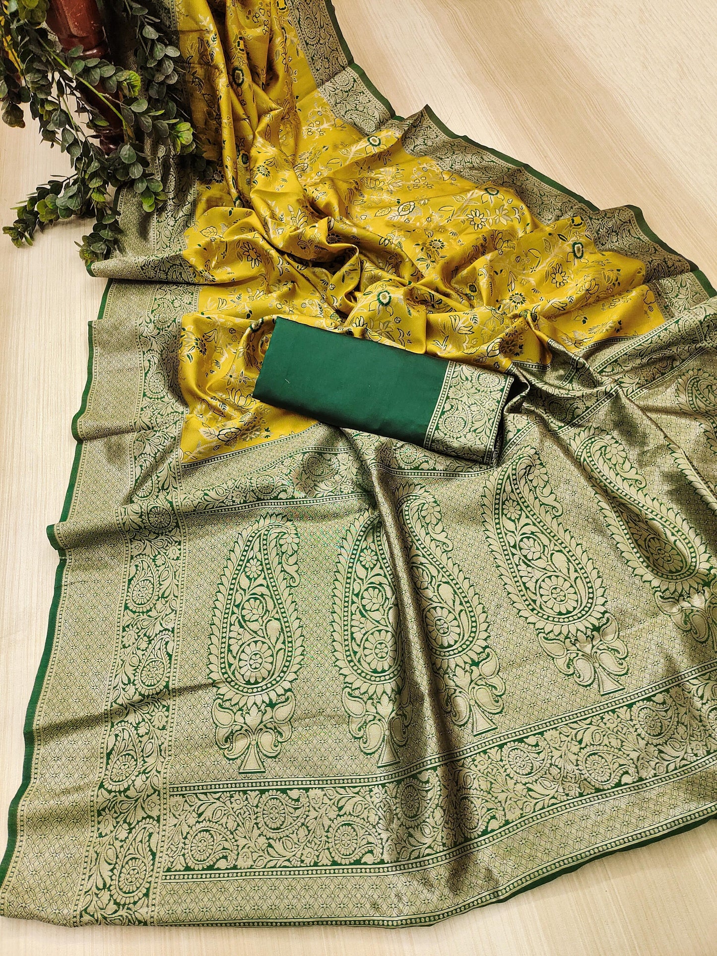 Designer Weaving Jacquard Banarasi Lichi Silk Saree With Contrast Jacqard Border Blouse