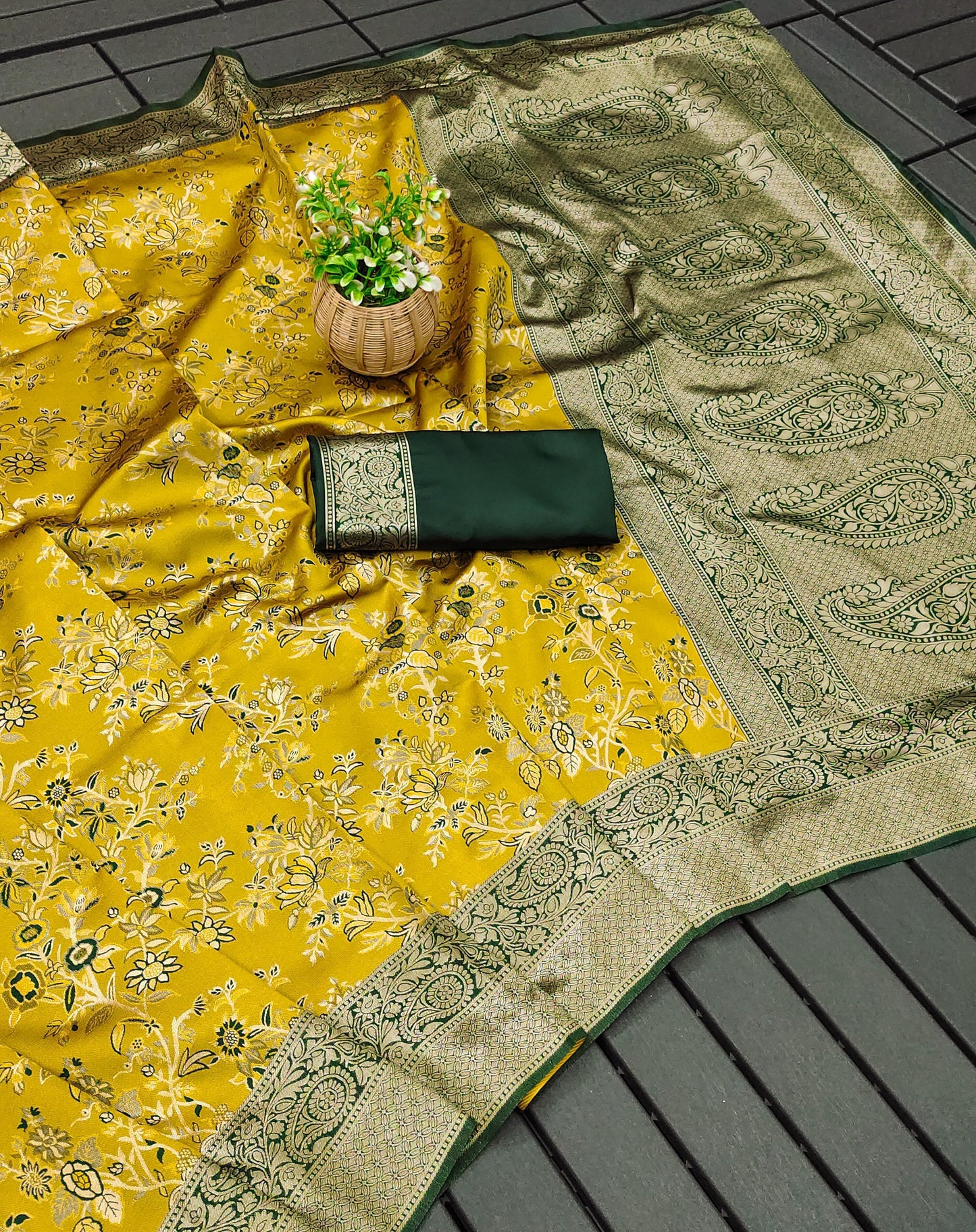 Designer Weaving Jacquard Banarasi Lichi Silk Saree With Contrast Jacqard Border Blouse