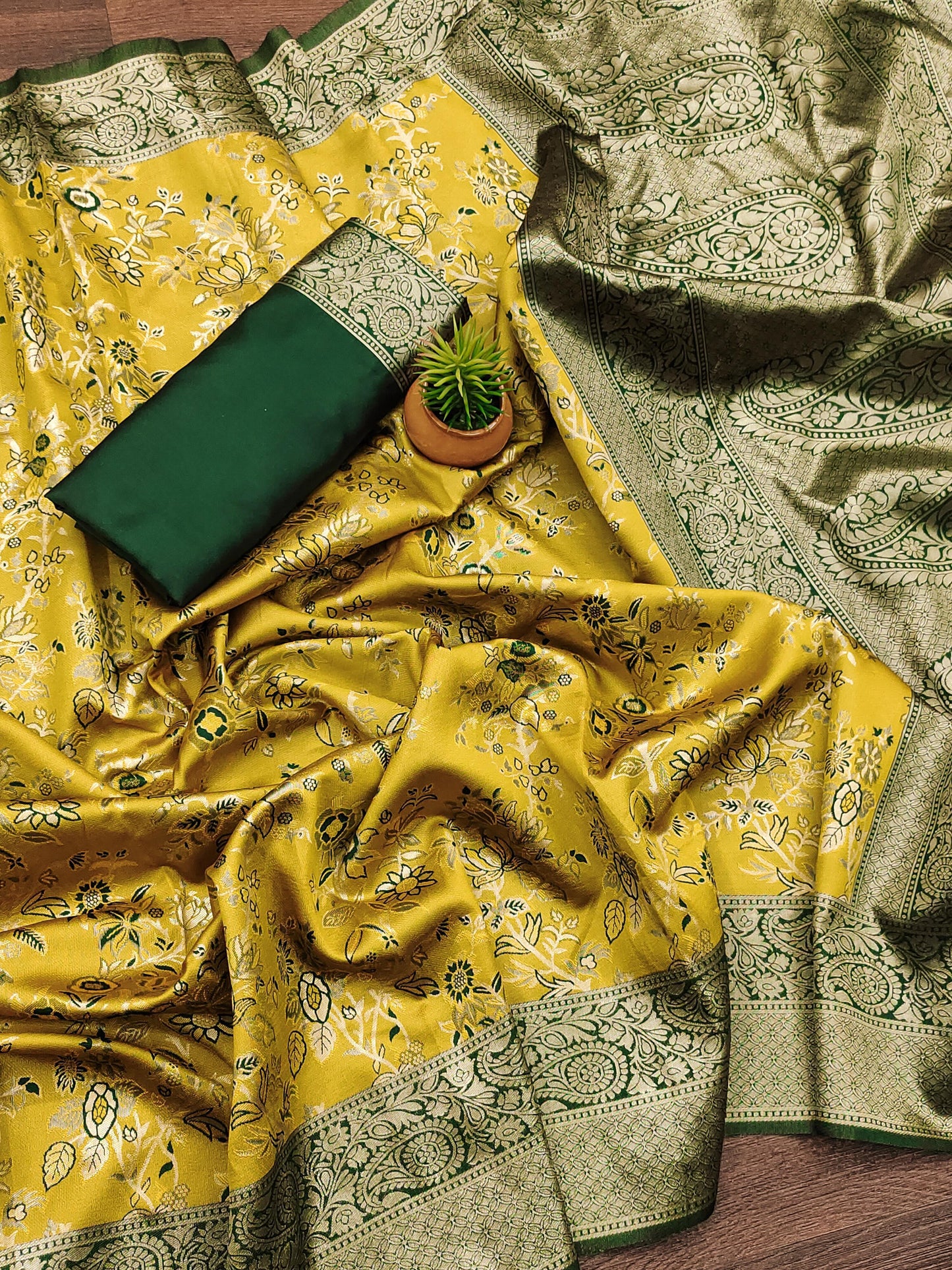 Designer Weaving Jacquard Banarasi Lichi Silk Saree With Contrast Jacqard Border Blouse