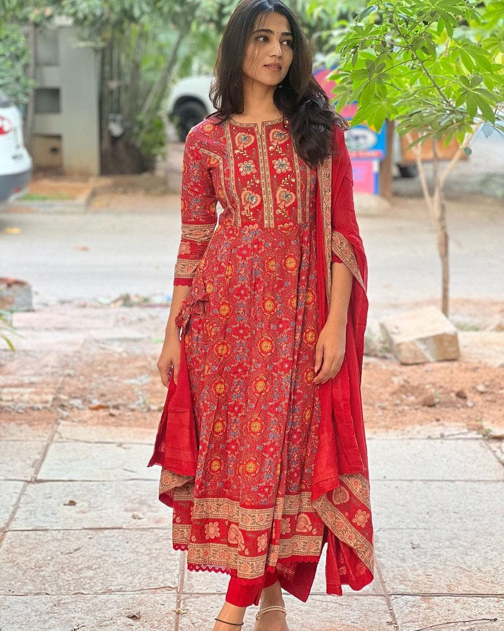 Hand embroidered & Zari Weaving Flared kurta pant with dupatta